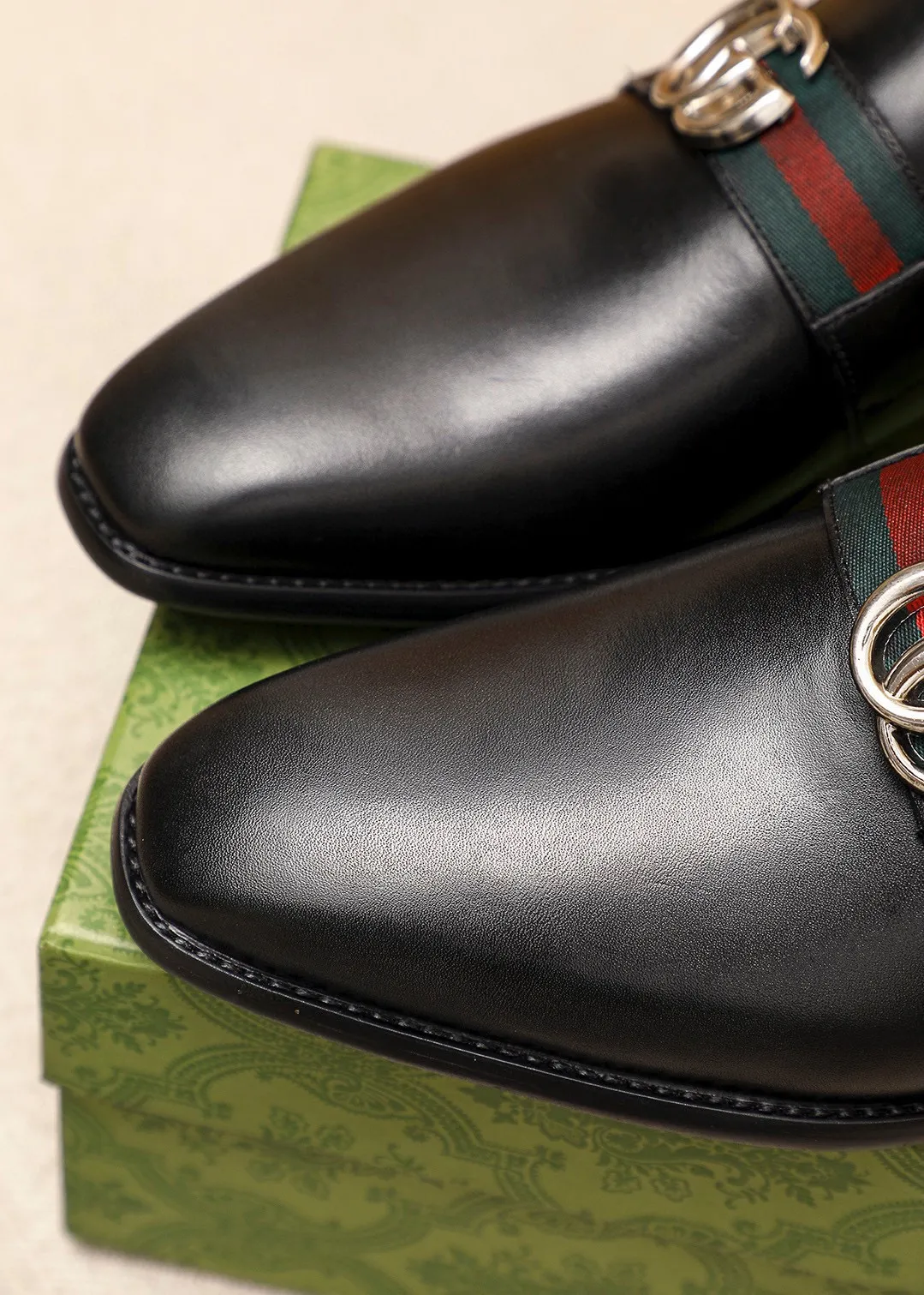 Men's shoes 💰460 💐 Product trademark: GUCCI "Gucci" casual leather shoes Regular size: 39-45 (38.45🉑️customized) Product materials: Selected imported first-layer calfskin upper + luxury hardware buckle, imported cowhide leather lining. Strong three-dimensional visual effect, rubber outsole Color: 1⃣️color optional